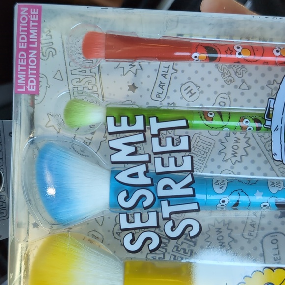 Limited Edition - Sesame Street - Wet n Wild Four-Piece Makeup Brush Set - NEW - Picture 4 of 4